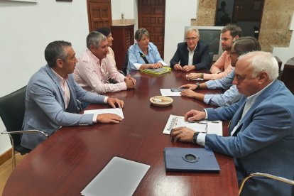Un momento de la reunión con la Plataforma por el Soterramiento de San Andrés. DL
