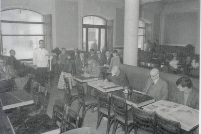 En Ordoño II, uno de los bares más míticos, el Café Nacional, en los sesenta.