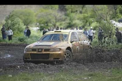 Josep Bruguera, enfrentándose a uno de los princiaples obstáculos de la prueba, el barro.