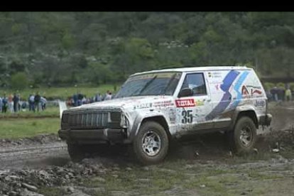 Alvaro Barrios, con su todo terreno.