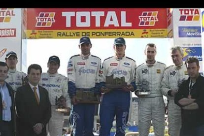 El alcalde de Ponferrada, Carlos López, Riesco (a la izquierda), acompaña a los vencedores durante la entrega de premios.