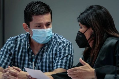 El juicio a Jorge Ignacio Palma, (en la imagen, junto a su abogada María Herrera) el autor confeso de la desaparición del cuerpo de Marta Calvo, que aún no ha sido hallado, y supuesto asesino de otras dos jóvenes, alcanza su undécima jornada. BIEL ALIÑO