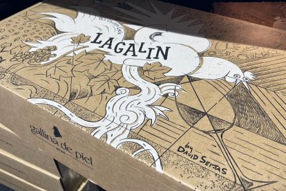 La tapa de la caja se presenta con el esbozo de la ilustración de la etiqueta. GALLINA DE PIEL