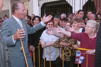 El rey emérito saludando a los vecinos concentrados para verle. NORBERTO