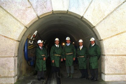 El rey emérito, junto a otras autoridades en la bocamina de Bembibre. NORBERTO