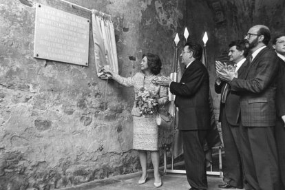 Momento en el que la reina Sofía descubría la placa conmemorativa tras los trabajos de restauración. DL