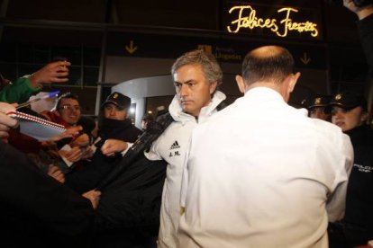 José Mourinho fue de los únicos de la expedición blanca que se detuvo para firmar autógrafos. | Jesús