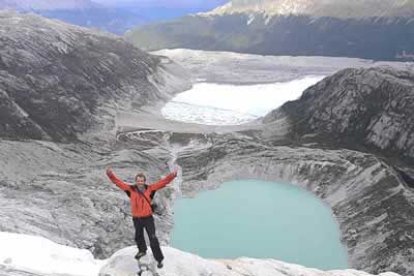 Jesús, que dedica parte del año a trabajar como guía en el Himalaya, sabe que el suelo bajo sus pies puede desvanecerse en cualquier momento.
