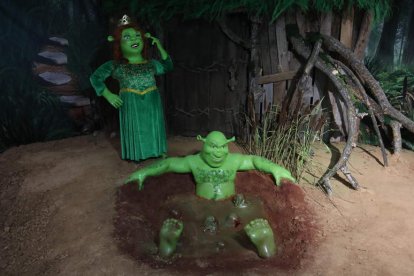 Pinocho, La Bella y la Bestia, Shrek, Cenicienta, La Bella Durmiente, Alicia en el País de las Maravillas y Caperucita Roja son algunos de los cuentos integrados
en la exposición del Museo Munic de Carracedelo y recogidos en este conjunto de imágenes que permiten aproximarse a una propuesta única de grandes escenografías y esculturas digitales, libros ilustrados históricos y mucho más.   L. DE LA MATA