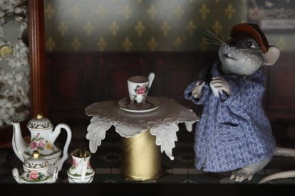 Pinocho, La Bella y la Bestia, Shrek, Cenicienta, La Bella Durmiente, Alicia en el País de las Maravillas y Caperucita Roja son algunos de los cuentos integrados
en la exposición del Museo Munic de Carracedelo y recogidos en este conjunto de imágenes que permiten aproximarse a una propuesta única de grandes escenografías y esculturas digitales, libros ilustrados históricos y mucho más.   L. DE LA MATA