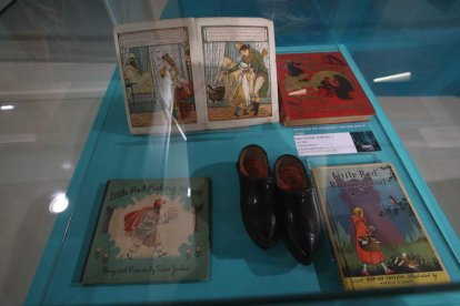 Pinocho, La Bella y la Bestia, Shrek, Cenicienta, La Bella Durmiente, Alicia en el País de las Maravillas y Caperucita Roja son algunos de los cuentos integrados
en la exposición del Museo Munic de Carracedelo y recogidos en este conjunto de imágenes que permiten aproximarse a una propuesta única de grandes escenografías y esculturas digitales, libros ilustrados históricos y mucho más.   L. DE LA MATA
