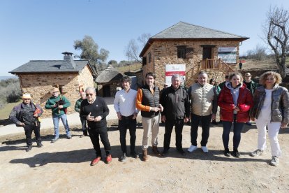 Representantes del Ayuntamiento de Carracedelo, la Diputación de León y la Junta de Castilla y León, además de José Luis Prada. L. DE LA MATA