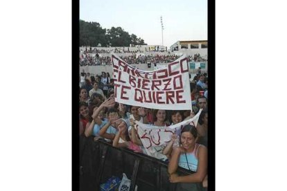 Los miles de ponferradinos que acudieron al concierto desplegaron decenas de pancartas demostrando a los chicos de la academia todo su apoyo y admiración.