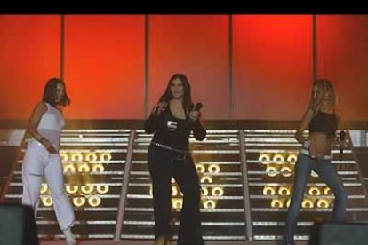 Las ya veteranas, Rosa y Chenoa se unieron a la popular Beth en el escenario.
