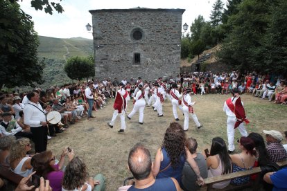 Danzantes blancos de Peranzanes, ante el Santuario de Trascastro. ANA F. BARREDO