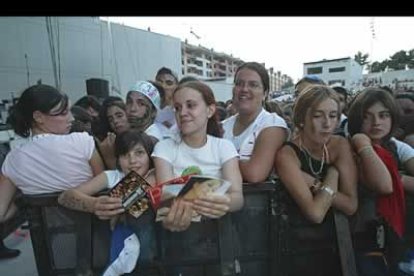 Los fans se agolpaban a las puertas del recinto horas antes del concierto, ansiosos por ver a sus ídolos de operación Triunfo.