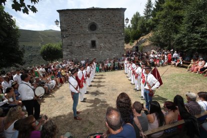 Danzantes blancos de Peranzanes, ante el Santuario de Trascastro. ANA F. BARREDO