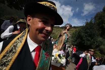 Danzantes con traje oscuro de Chano, ante el Santuario de Trascastro, arropando a la Vírgen. ANA F. BARREDO
