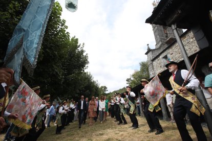 Danzantes con traje oscuro de Chano, ante el Santuario de Trascastro. ANA F. BARREDO