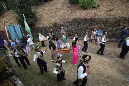 Procesión hacia el Santuario, con los danzantes de Chano. ANA F. BARREDO