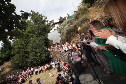 Suelta de globos blancos en recuerdo del que fue alcalde, Vicente Díaz. ANA F. BARREDO