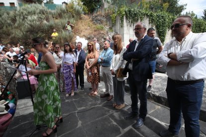 Cariseda se encargó de las loas, con los dos últimos presidentes del Consejo del Bierzo, el actual, Olegario Ramón, y el anterior, Gerardo Álvarez Courel, nombrados 'romeros especiales' en un acto presidido por la alcaldesa de Peranzanes, Henar García. ANA F. BARREDO