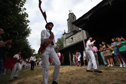 Danzantes blancos de Peranzanes, ante el Santuario de Trascastro. ANA F. BARREDO
