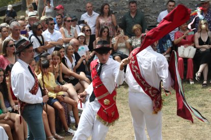 Danzantes blancos de Peranzanes, ante el Santuario de Trascastro. ANA F. BARREDO