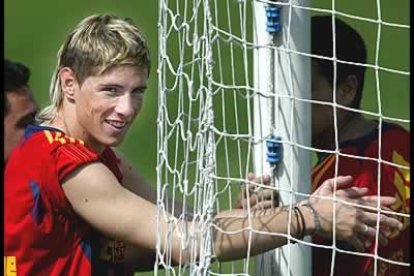 Si es reseñable la imaginación de los hinchas, también lo es la de los jugadores, que aprovechan estos acontecimientos para lucir los peinados más originales. Es el caso de Fernando Torres y sus extensiones.
