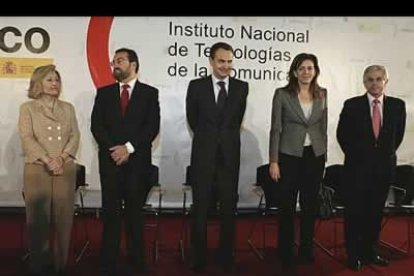Además de Valcarce y Zapatero, también acudieron a la presentación el presidente de la Fundación Once, Miguel Carballeda, la presidenta de IBM España, Portugal, Grecia, Isarel y Turquía, Amparo Moraleda y el secretario de Estado de Telecomunicaciones, Francisco Ros.