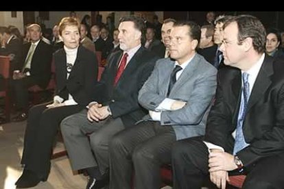 El presidente del Gobierno viajó acompañado por su esposa, Sonsoles Espinosa, que se sentó junto al delegado del Gobierno en Castilla y León, Miguel Alejo, junto al alcalde de León, Mario Amilivia y junto al consejero de Fomento Antonio Silván