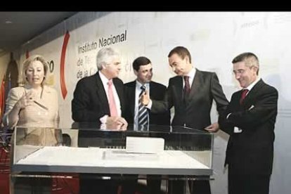 Zapatero quiso conocer de cerca la maqueta del futuro edifcio del Inteco que se construirá en La Lastra.