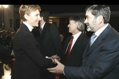 Sonsoles Espinosa saludó a todos los presentes. En la imagen, estrecha la mano del rector de la Universidad de León, Ángel Penas.