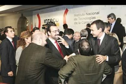Después del acto vinculado al Inteco, el presidente compartió un cóctel con los asistentes antes de cerrar la agenda oficial hasta las siete y media de la tarde, hora de inicio del acto de proclamación de Francisco Fernández como candidato del PSOE a la Alcaldía de León. Las horas intermedias las dedicó a su familia, aunque también tuvo tiempo de atender vía telefónica asuntos propios del cargo que ostenta.