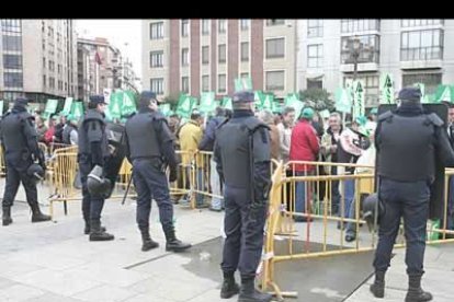 Unos 700 agricultores, convocados por el sindicato agrario Asaja, se acercaron a las inmediaciones del Hostal de San Marcos, donde se celebraba el acto, para pedirle a Zapatero más ayudas para el campo.