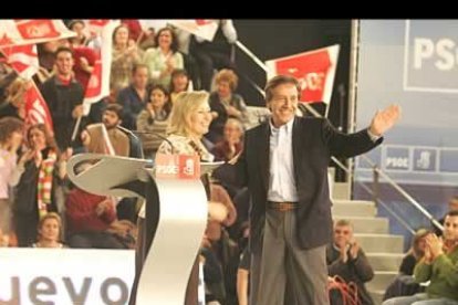 El candidato socialista a la Junta de Castilla y León, Ángel Villalba, saluda a los simpatizantes junto a la secretaria de Estado de Asuntos Sociales, Familias y Discapacidad, Amparo Valcarce.