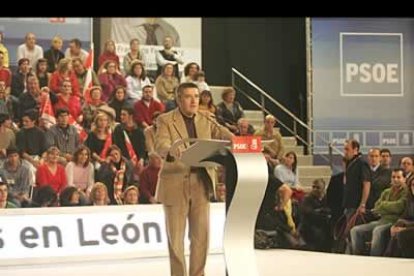Fernández confrontó su «proyecto de impulso, cambio y compromiso» con «el León deprimido y suyo del PP», tras lo que describió que su partido «gobierna con los vecinos, porque la ciudad se construye con ellos, porque la ciudad es de todos». «Escuchamos, debatimos y cambiamos las cosas», resumió.