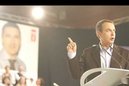 El mitin que José Luis Rodríguez Zapatero comenzó con un llamamiento a «mantener los ideales por encima de todas las cosas» se envaró camino del adoctrinamiento a las afiliados de cara a las elecciones municipales y autonómicas del próximo 27 de mayo: «Sepamos estar con lo que los ciudadanos esperan de nosotros.