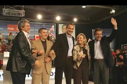 Miguel Martínez, Francisco Fernández, Rodríguez Zapatero, Amparo Valcarce y Ángel Villalba, en la tradicional foto de famila.