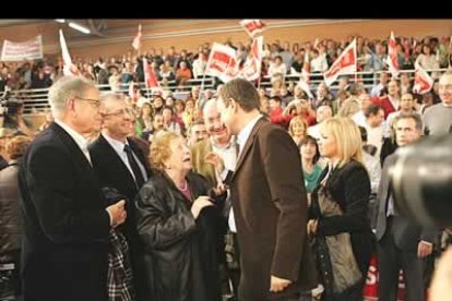 La familia Rodríguez Zapatero acudió al polideportivo de la Palomera para apoyar el acto de presentación de Francisco fernández.