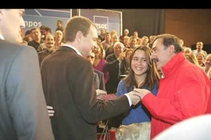 Todo el mund que ría acercase a saludar al presidente, en el que ha sido el primer acto electoral de cara a los próximos comicios muncipales y autonímicos del 27 de mayo del 2007.
