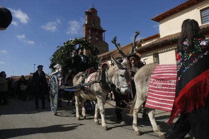 Pasacalles con los novios sobre el carro tirado por burros. FERNANDO OTERO