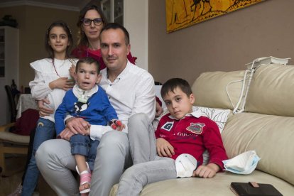Marco, en brazos de su padre, Ricardo, junto a su madre Alicia y sus hermanos Jimena y Darío. FERNANDO OTERO
