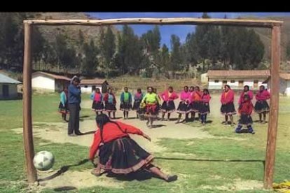 Una serie sobre indígenas peruanas jugando el fútbol en Churubamba recibió el primer premio en su categoría.