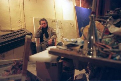 El artista, penstivo en su estudio, en 1998. Foto: JULIO CARBÓ