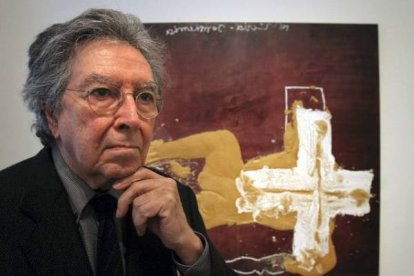 El artista, ante una de sus obras, 'Matèria-Consciència', en el 2006. Foto: MAITE CRUZ