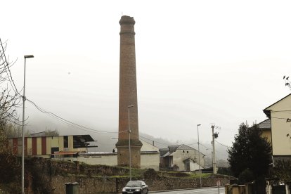 Otra de las chimeneas que se mantienen en pie, en Priaranza. DL