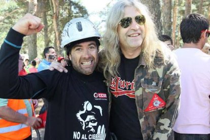 Un minero de Guardo con su héroe del rock al llegar a San Rafael.  Foto: Norberto.