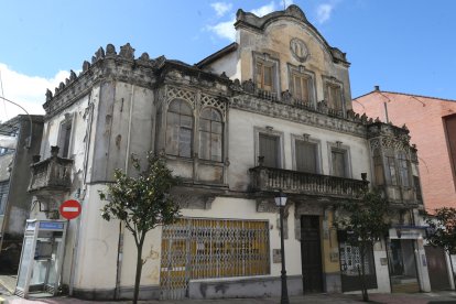 Una de las casonas de estilo modernista de la calle Susana González. ANA F. BARREDO