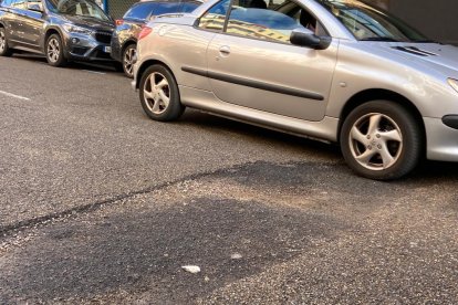 El bache se localiza poco después del cruce con Cardenal Lorenzana. RAMIRO